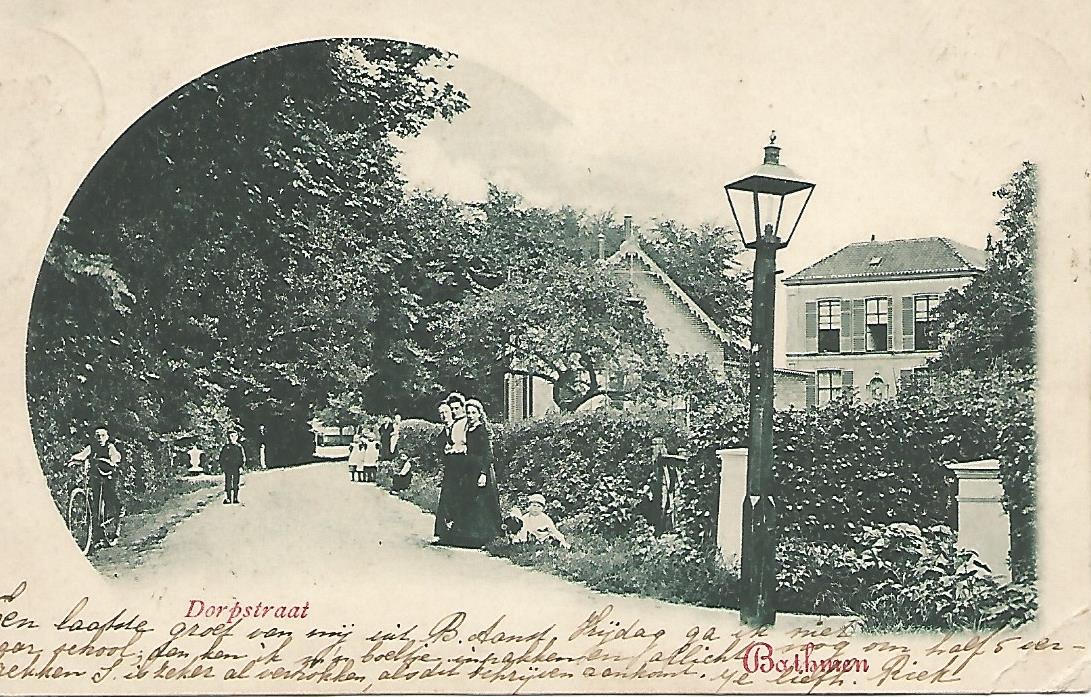 Bathmen 1900, voor de pastorie met de tantes ervoor